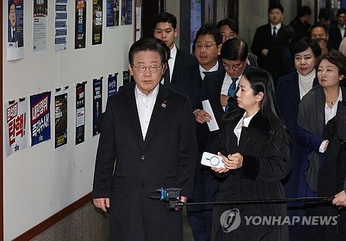 의원총회 참석하는 이재명 대표