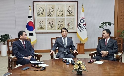 현 정국과 관련해 한자리에 모인 강원도지사, 도의장, 도교육감 