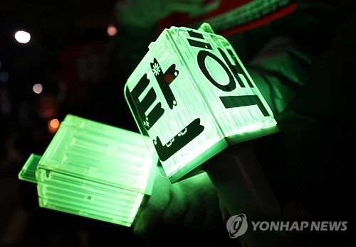 '탄핵 응원봉 들고'