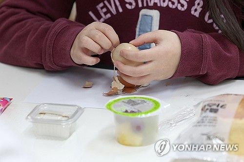 대체 급식 먹는 초등학생