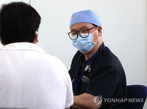 진료하는 일본 의사