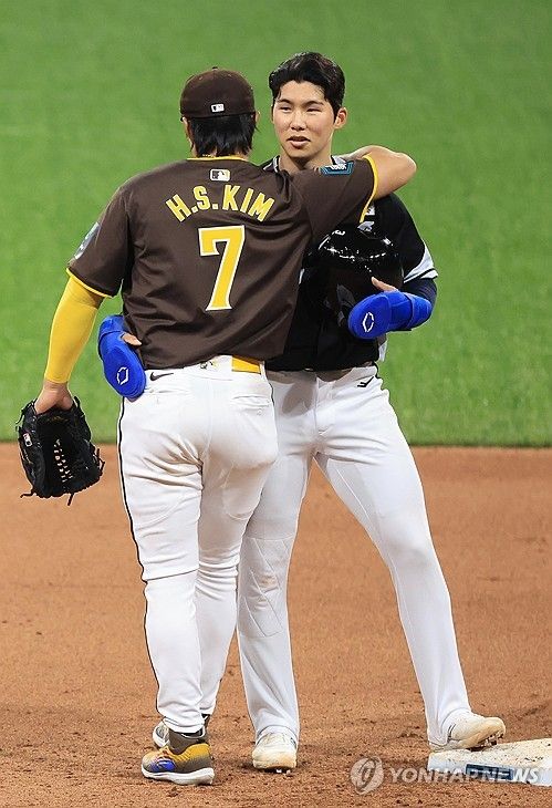 포옹하는 김하성-김혜성