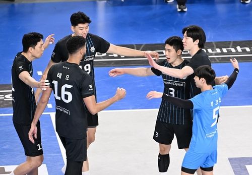 득점 후 기뻐하는 현대캐피탈 선수들