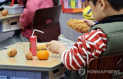 학교 비정규직 파업에 대체급식 먹는 초등학생