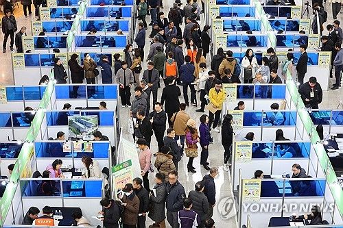 채용 상담 받는 구직자들