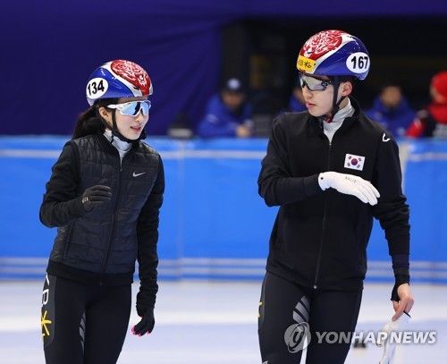 이야기하는 김길리-박지원