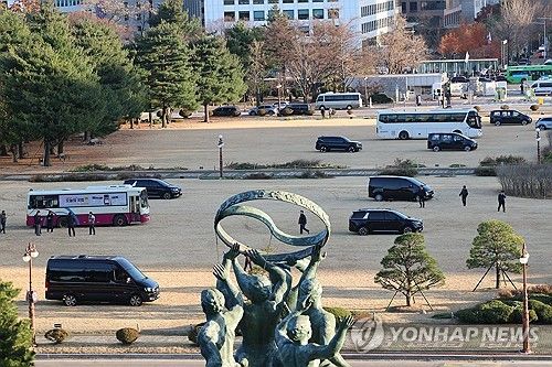 2차 계엄 우려...헬기 착륙 막기 위해 잔디광장에 대형 버스