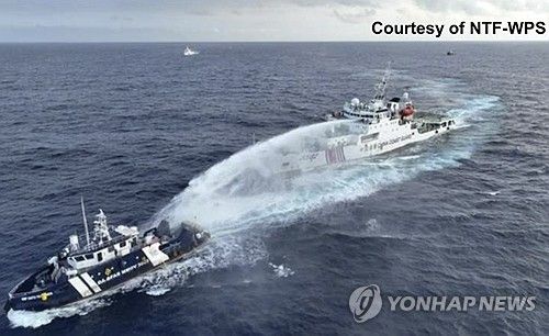 필리핀 선박에 물대포 발사하는 중국 해경선