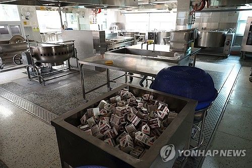 불 꺼진 초등학교 급식실