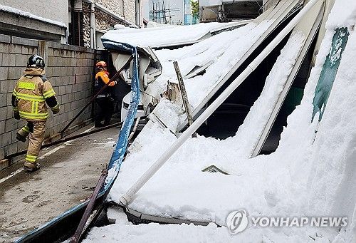 폭설에 무너진 지붕