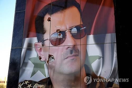 알레포에서 총탄에 맞은 아사드 대통령 초상화