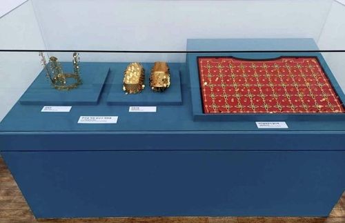 쪽샘 44호분 출토 유물 재현품 전시 모습 