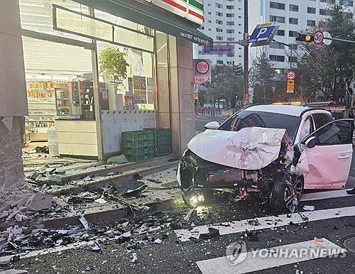 편의점으로 돌진한 승용차