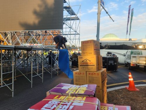 범국민 촛불 대행진 주 무대 설치하는 직원들의 모습