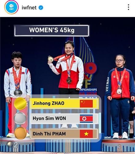 2024 세계역도선수권 여자 45㎏급 메달리스트. 왼쪽이 북한의 원효심