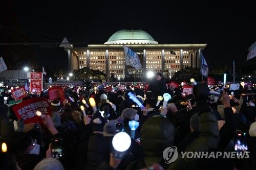 국회 앞에 켜진 촛불