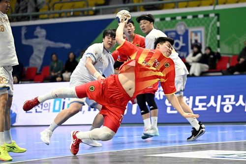 7일 인천도시공사와 경기에서 슛을 던지는 상무 박세웅