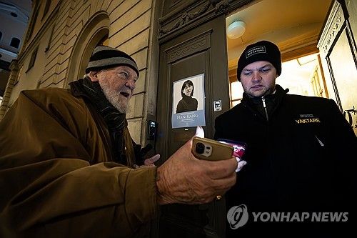 한강 작가 강연 참석 현지인