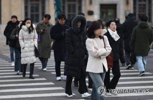 서울 세종대로 사거리에서 시민들이 길을 걷고 있다. [연합뉴스 자료사진]