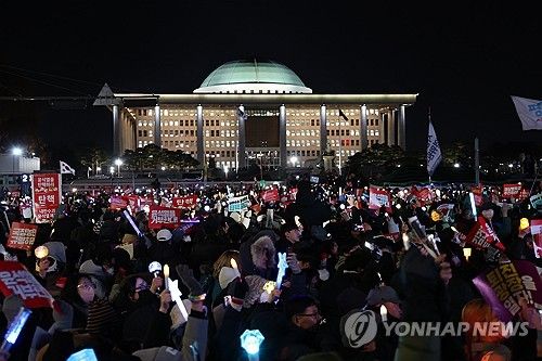 국회 앞에 모인 시민들