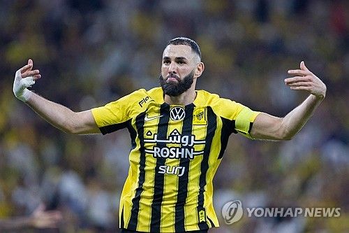 골 세리머니 하는 알이티하드의 카림 벤제마.