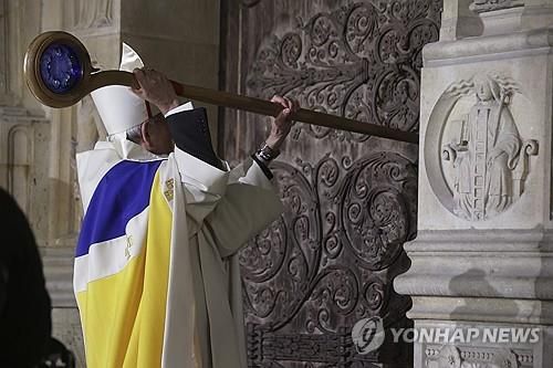 대성당 깨우는 파리 대주교 