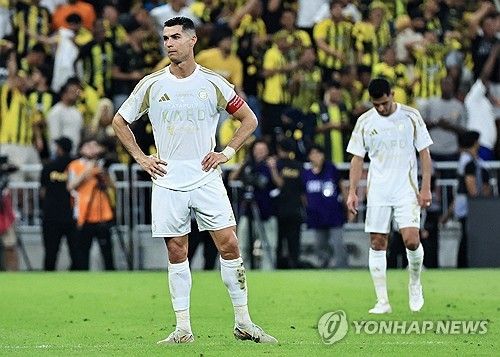 알이티하드에 결승골을 내준 뒤 허탈해하는 알나스르의 호날두.