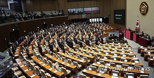 표결 불참한 국민의힘 의원 호명하는 야당 의원들