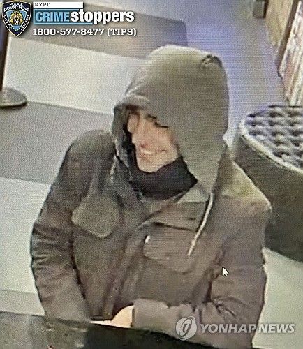 총격범의 웃는 얼굴