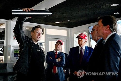 머스크의 우주기업 스페이스X를 방문한 트럼프