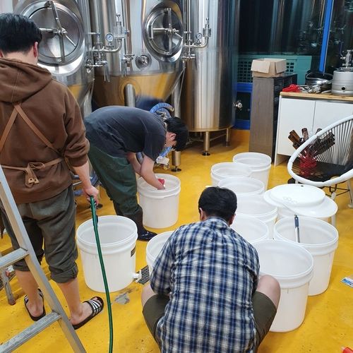 양조장에서 작업 중인 청년들