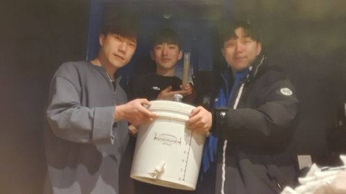우여곡절 끝에 감자 맥주 제조에 처음으로 성공한 청년들