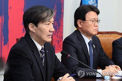 답변하는 조국 대표