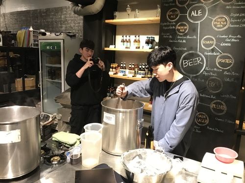 맥주 공방에서 양조하는 김규현(30)·안홍준(29) 공동대표의 대학생 시절 모습