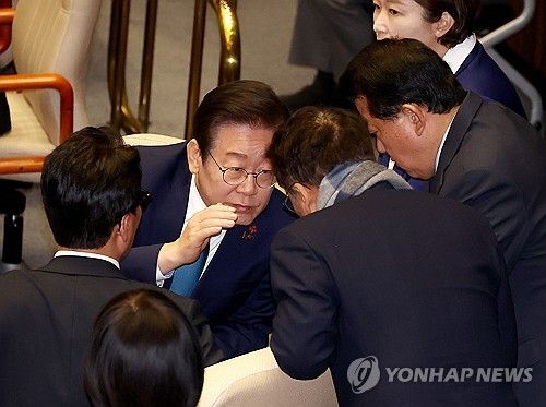본회의 참석해 의원들과 대화 나누는 이재명 대표