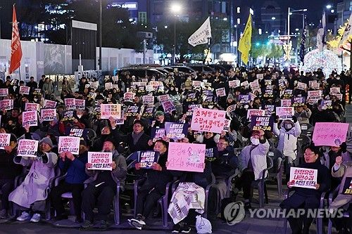 정권 퇴진 집회하는 광주시민들