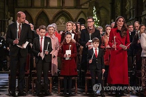 웨스트민스터 사원 크리스마스 캐럴 예배 참석한 왕세자 가족