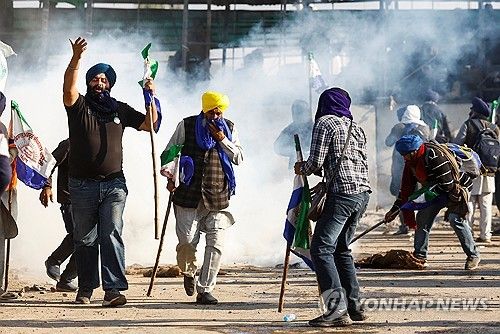 6일 경찰 최루탄에 맞선 인도 농민들