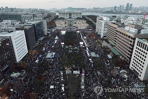 국회 앞으로 모인 시민들