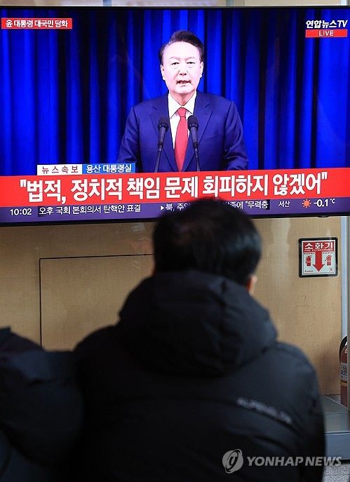 윤석열 대통령 대국민 담화 중계 보는 시민들