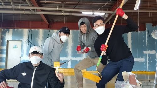 직접 양조장에서 공사 작업하는 청년들