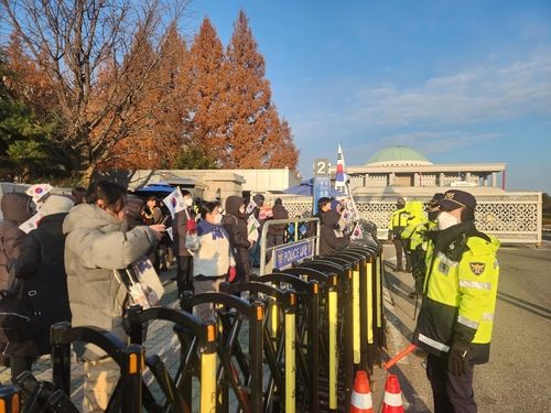 아침부터 국회 정문 앞에서 윤석열 대통령 탄핵 외치는 시민들