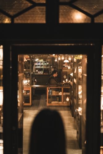 디즈니+ '조명가게'