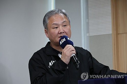 취재진 질문에 답변하는 유재학 경기본부장