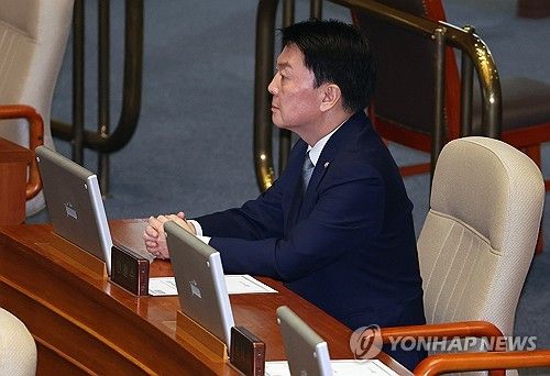 탄핵소추안 제안설명 중 자리 지키는 안철수 의원