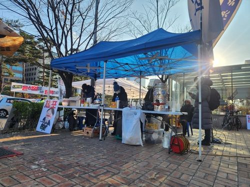 집회 참가자들에게 핫팩과 음료 나눠주기 위해 설치된 부스 