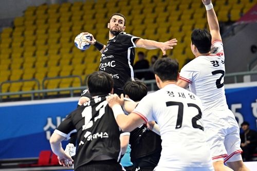 7일 하남시청을 상대로 슛을 던지는 SK 주앙 프루타도