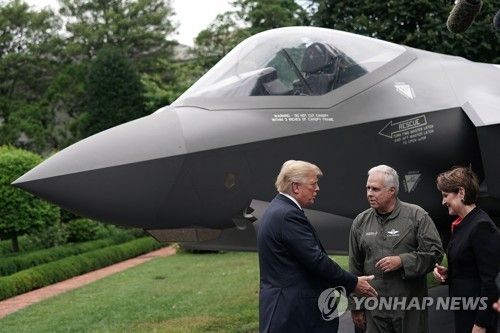 2018년 F-35 전투기 앞에서 대화하는 트럼프 전 美대통령