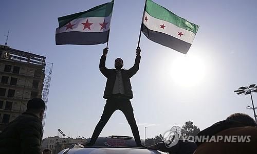 시리아 아사드 정권 붕괴 축하하는 시리아인