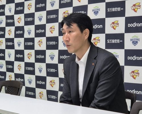 인터뷰하는 권영민 한국전력 감독